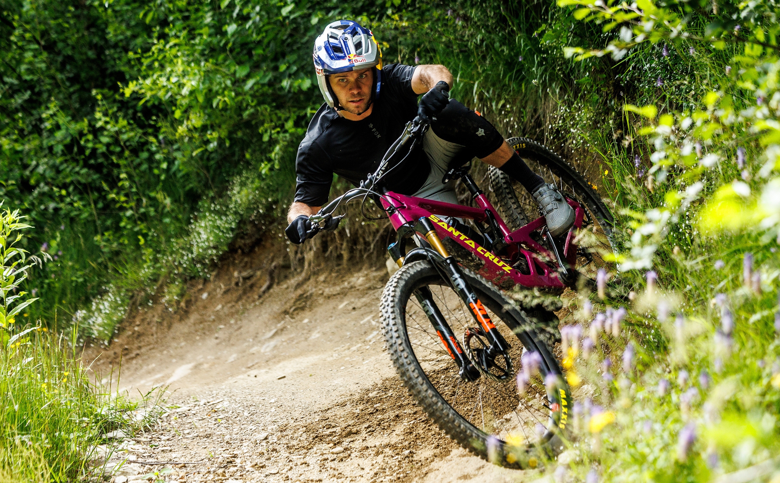 Santa Cruz Bronson 5 GX AXS Carbon C Kalimotxo Santa Cruz Bronson 5 GX AXS Carbon C Kalimotxo 2024 Actionshot