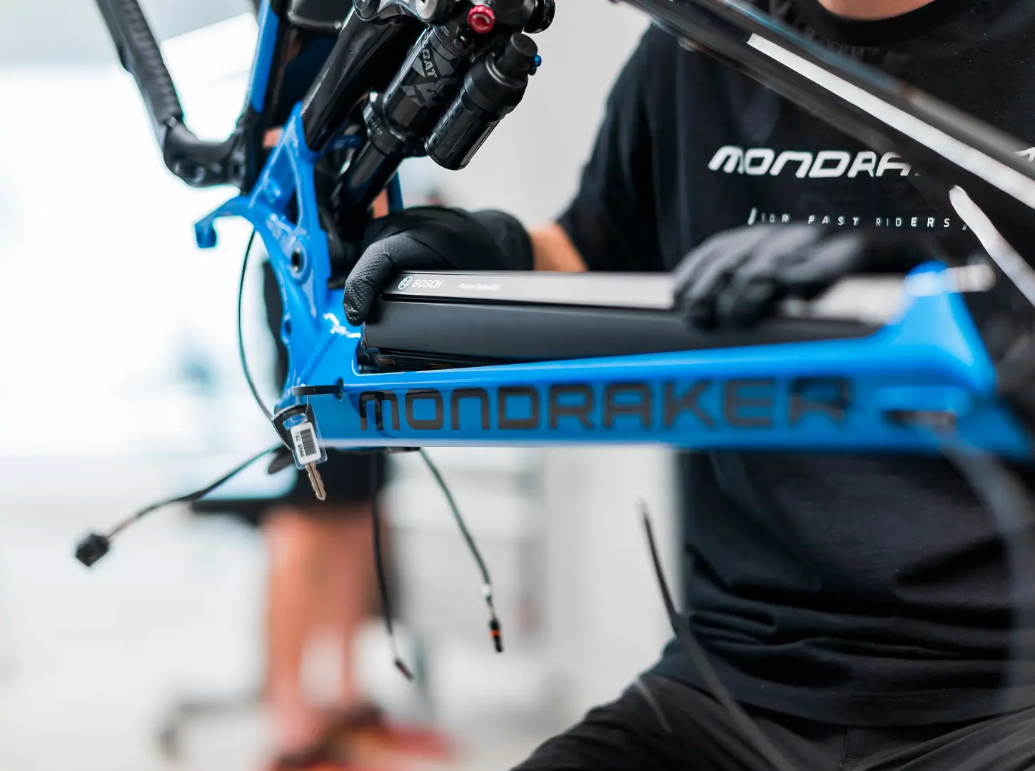 Detailfoto von der Bosch Akku Montage eines Mondraker Crafty Modells in der spanischen Produktion in Elche