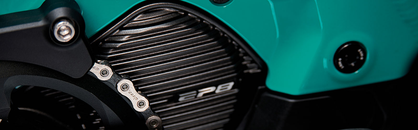 Detailansicht des Shimano EP8 E-Bike-Motors mit markanter Kühlrippenstruktur.