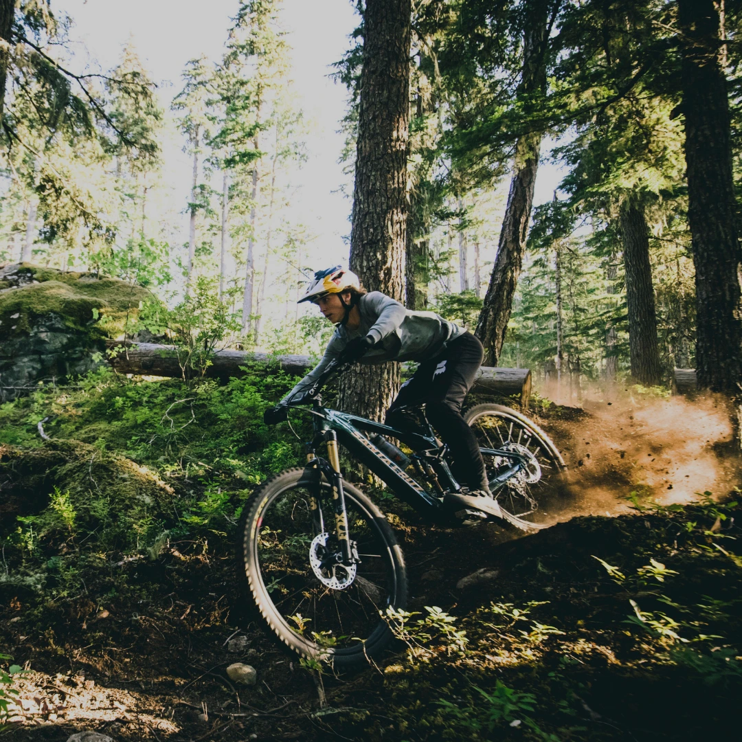 Santa Cruz E-MTB Mountainbiker fährt technisch anspruchsvollen Trail durch einen schattigen Wald.