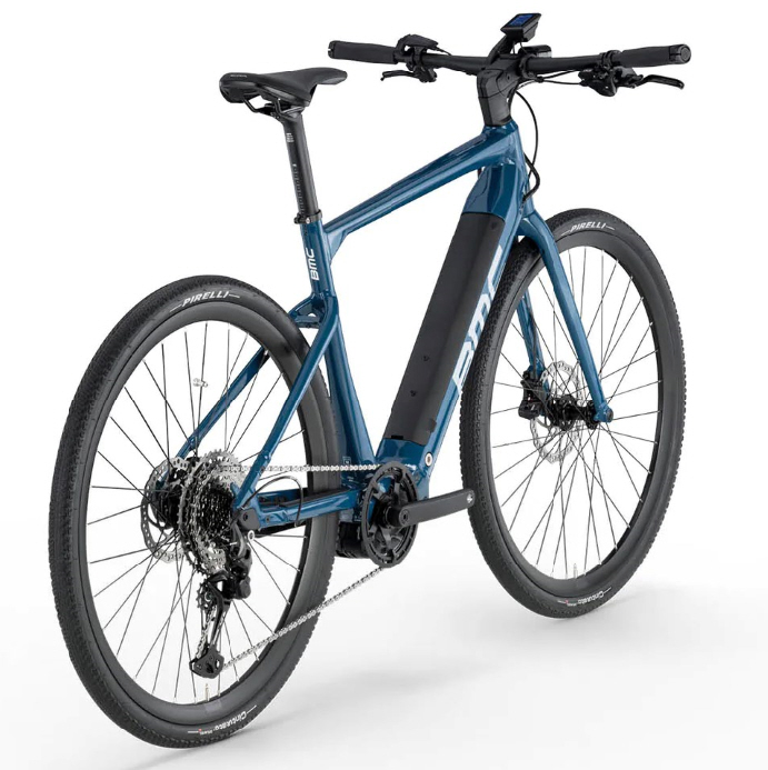 BMC Alpenchallenge AMP AL TWO – vordere Schrägansicht des urbanen E-Bikes in Blau mit flachem Lenker.