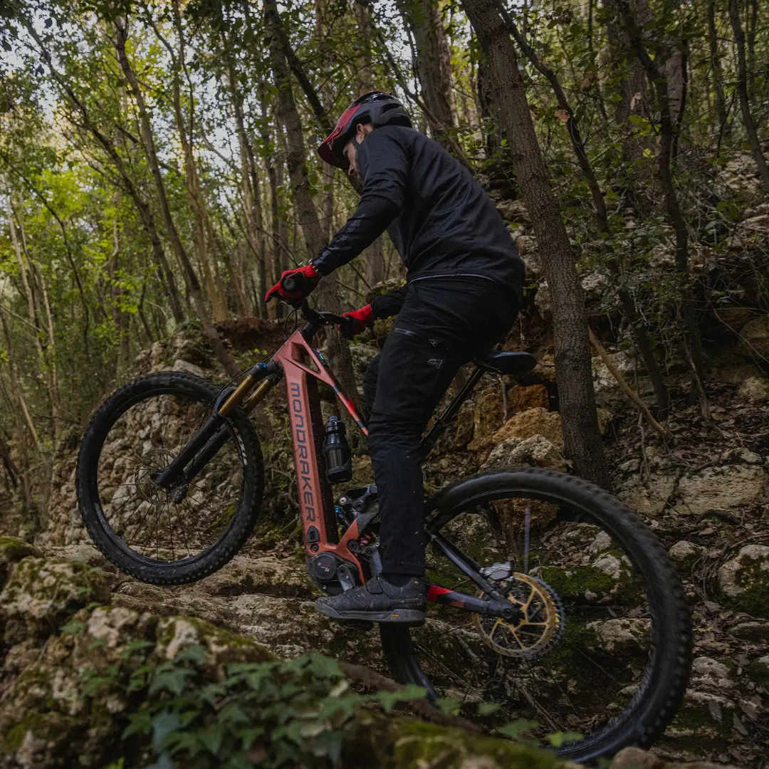 E-Bike Fully Person auf einem Fully fährt im Gelände