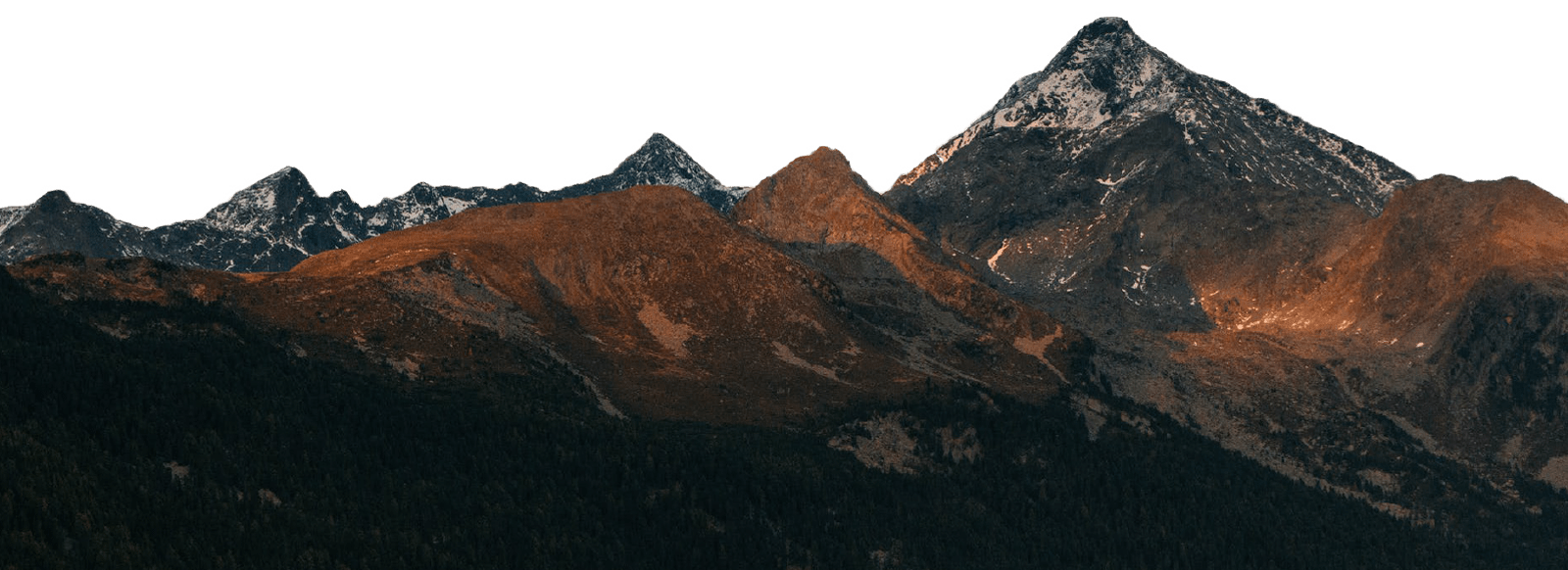 Bergpanorama in warmem Abendlicht mit markantem Gipfel und schattigem Vorderhang.