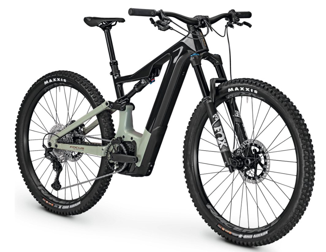 Focus Jam² 8.8 Performance CX – hintere Schrägansicht des vollgefederten E-Bikes mit 750 Wh Akku.